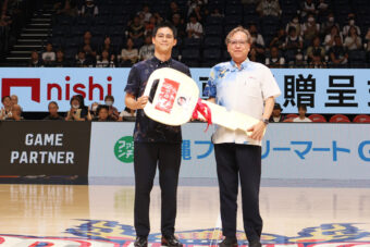 琉球ゴールデンキングス×西自動車商会 | ホームゲームでの車両贈呈式を実施